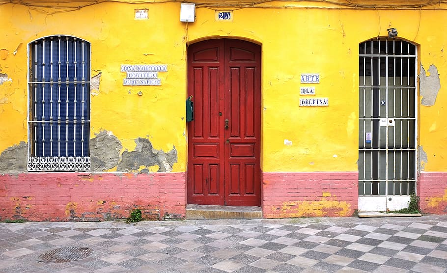 Colours in Spanish - House with red door